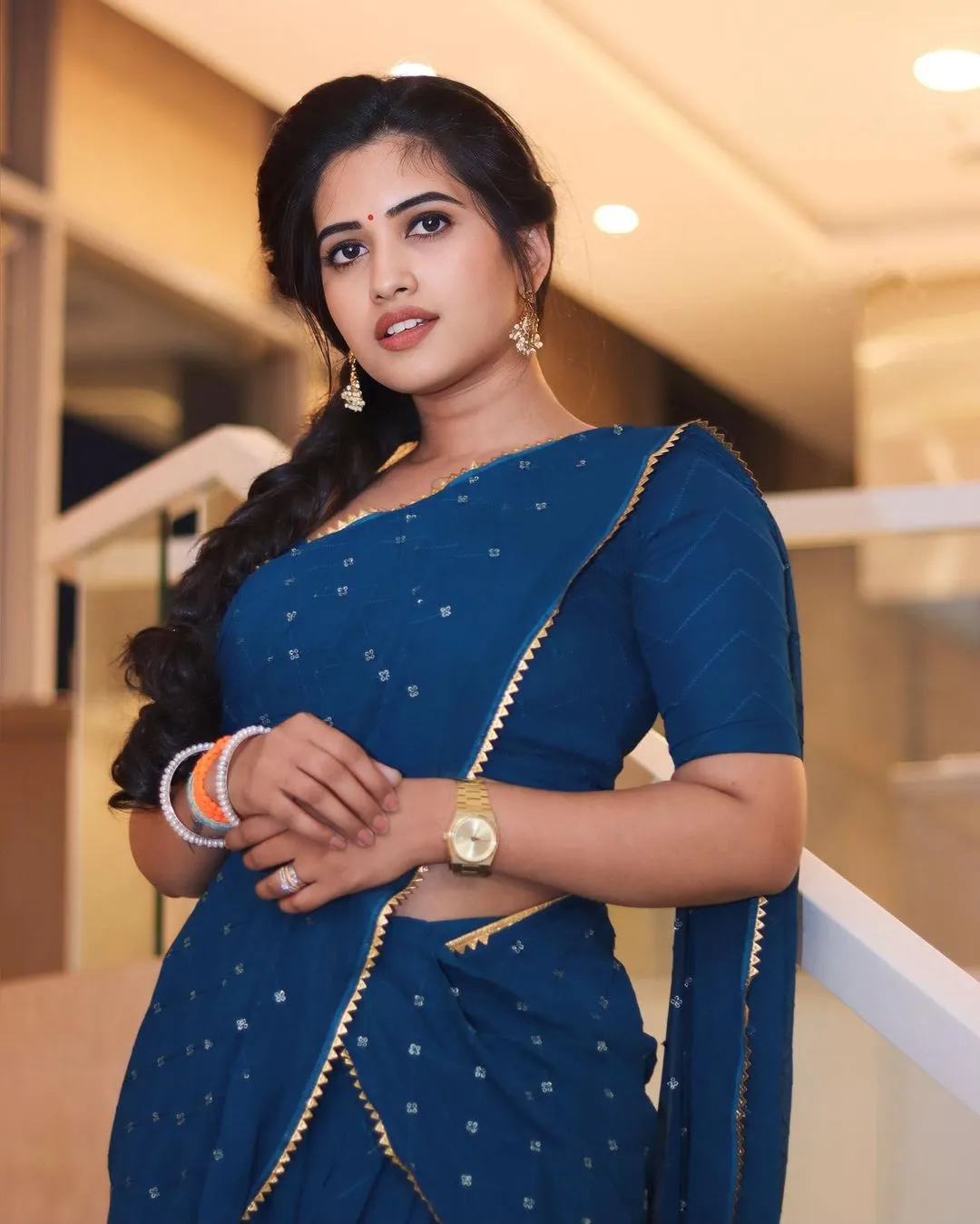 TELUGU TV ANCHOR SRAVANTHI CHOKARAPU STILLS IN BLUE SAREE BLOUSE 2